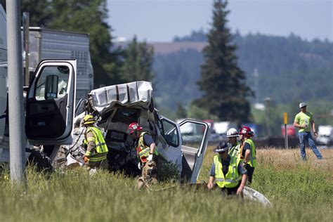 At least 7 killed in crash involving 2 semi-trucks on Oregon highway