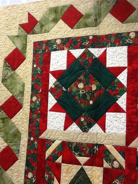 Christmas quilt with a pretty ribbon border. | Quilt patterns, Ribbon quilt, Half square ...