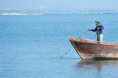 Fishermen Fishing on the Sea. Editorial Photo - Image of fish, marine: 22422231