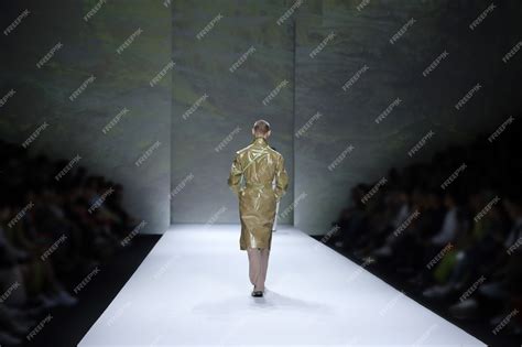 Premium Photo | Fashion models walk back finale on runway ramp during fashion week