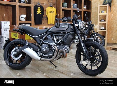 Ducati Scrambler Street Classic Custom | Reviewmotors.co