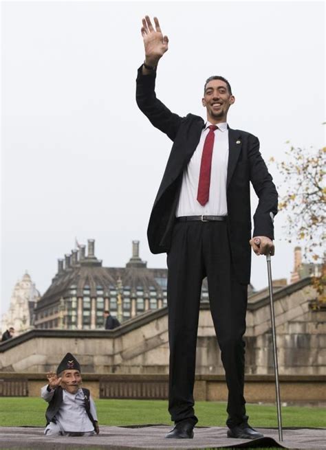 World’s Tallest Man Meets World’s Shortest Man | Tall guys, Giant people, Mens shorts