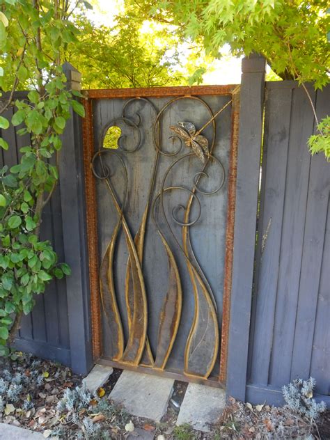 Metal dragonfly frame on wooden garden gate | Gartentüren, Gartentor ...