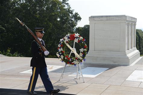 Metropolitan Police lay wreath at the Tomb of the Unknown Soldier ...