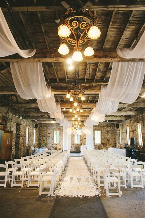 30 Romantic Indoor Barn Wedding Decor Ideas with Lights | Country ...