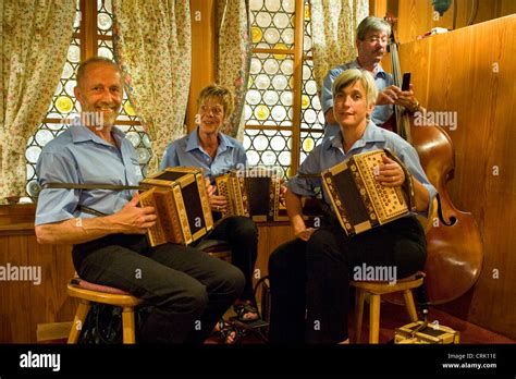 Folk music band hi-res stock photography and images - Alamy