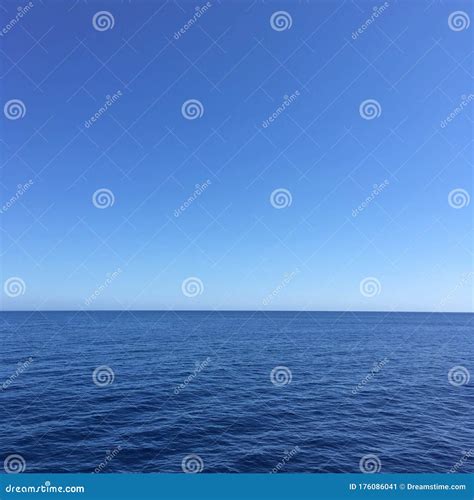 Blue Sky Horizon on the Ocean Stock Image - Image of spot, nature: 176086041