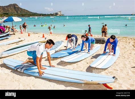 Surfing lesson waikiki beach hi-res stock photography and images - Alamy