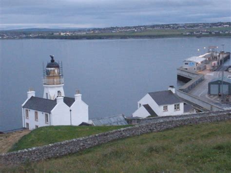 Scrabster lighthouse and jetty © Elisabeth Burton cc-by-sa/2.0 :: Geograph Britain and Ireland