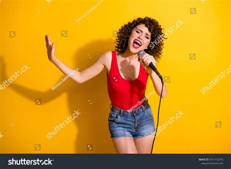 1,585 Open Mouth Singing With Mic Images, Stock Photos & Vectors | Shutterstock