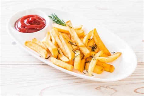 Papas fritas con salsa | Foto Premium