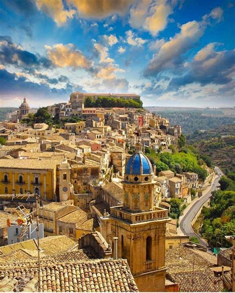 #Ragusa #Ibla un luogo incantevole! #Sicilia Photo by: @italian_places | Sicily travel, Ragusa ...