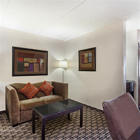 South Milwaukee Hotels near Art Museum | Crowne Plaza Milwaukee Airport