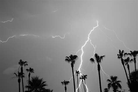 LIGHTNING PHOTOGRAPHYS: lightning photography black and white Post 2