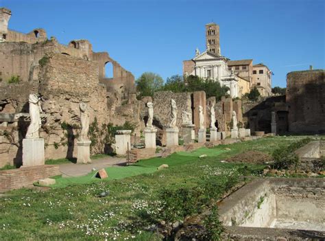 Must See Ancient Roman Ruins in Rome, Italy - Parker Villas