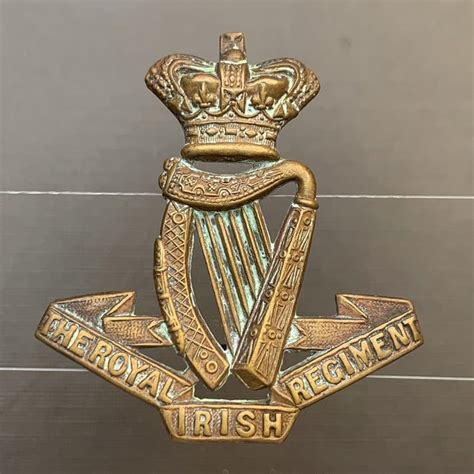 British Army Pre 1901 QVC The Royal Irish Regiment Cap Badge - Militarybadges.nl