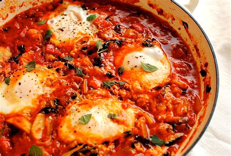 Easy Shakshuka (Spiced North African Tomato and Eggs) | food to glow