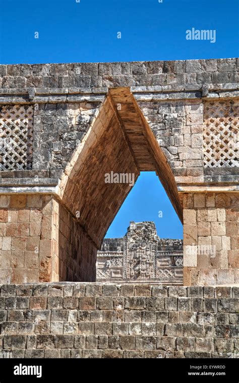 Corbelled arch hi-res stock photography and images - Alamy