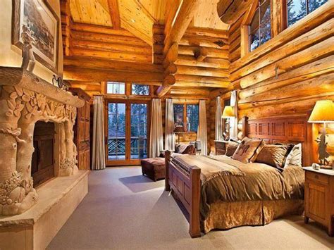 Amazing log home bedroom! That fireplace is incredible. Log Cabin Master Bedroom, Log Cabin ...