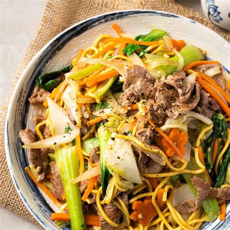 Vietnamese Stir Fry Rice Noodles with Beef (Pho Xao Thit Bo) - Delightful Plate