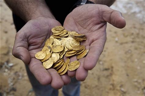 Israel unveils its largest find of medieval gold coins