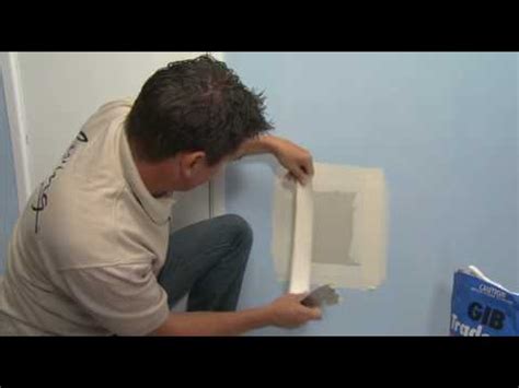 Repair hole in drywall: Patching plaster