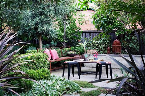 Suburban gardens: 15 inspiring designs | Small city garden, City garden, Family garden