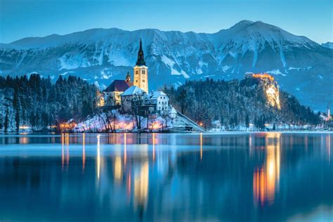 How to Visit the Lake Bled Christmas Market for a Cozy Lakeside ...