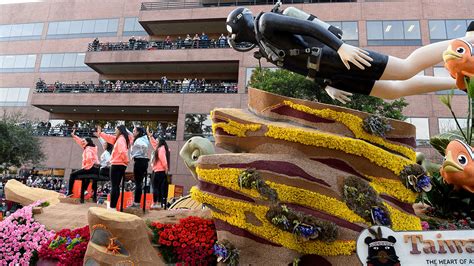 VIDEO: Rose Parade float nearly snaps line - ABC13 Houston