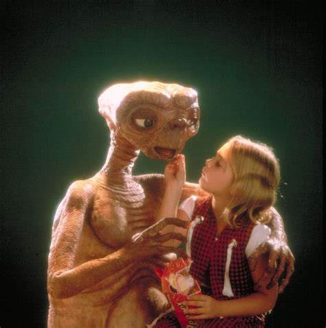 Drew Barrymore sharing some Reese's Pieces with E.T. - 1982 : r ...