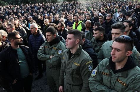 Police officers protest over injured colleague | eKathimerini.com