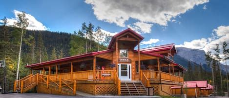 Overlander Mountain Lodge Reviews, Deals & Photos 2023 - Expedia.ca