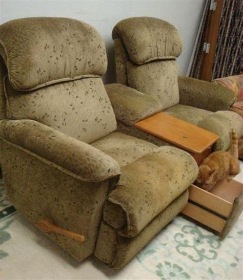 Double LAZY-BOY Recliners with Center Console: : Lot 237