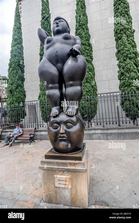 Fernando Botero la escultura en la Plaza de Botero, Medellín, Colombia ...