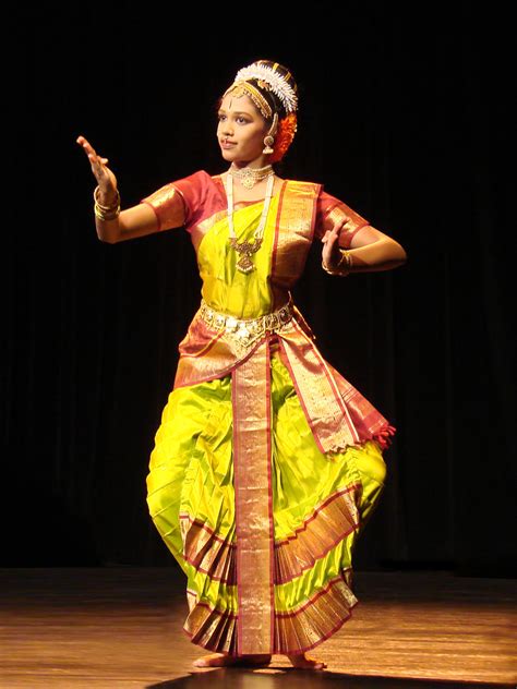 An Introduction To Indian Dance Forms: Classical, Folk, Bollywood ...