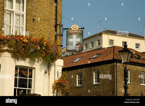 White cross richmond pub hi-res stock photography and images - Alamy