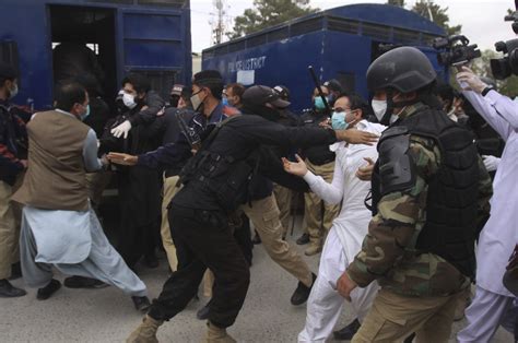 Pakistan police arrest doctors protesting lack of virus protection gear | Daily Sabah