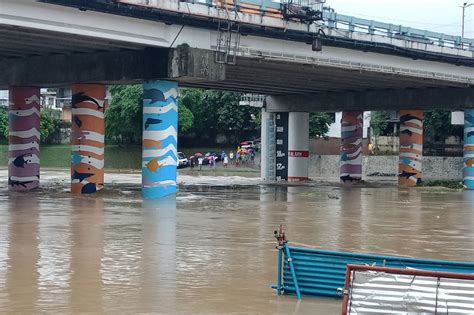 Hundreds of families flee as Marikina River reaches 2nd alert level - Flipboard