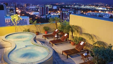 Hotel Radisson, jacuzzi con vista a la Ciudad de Guatemala - Hoteles con jacuzzi en Guatemala