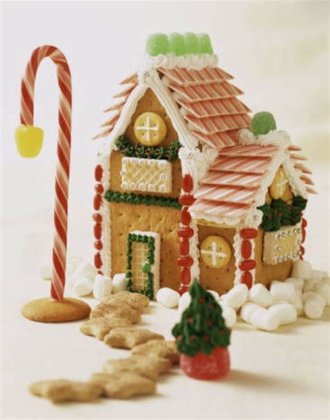 Charming Gingerbread House For Christmas Ideas (36) | Gingerbread house pictures, Graham cracker ...