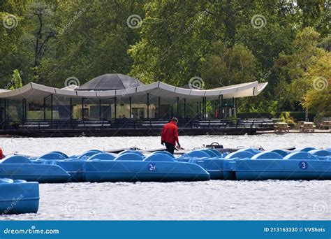 Serpentine Lake, Hyde Park, London Editorial Image - Image of earls, pond: 213163330