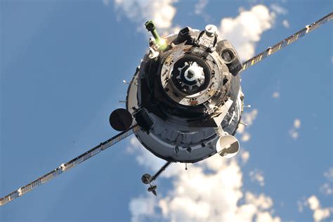 Súbor:Soyuz TMA-20 spacecraft approaches the ISS 1.jpg - Wikipédia