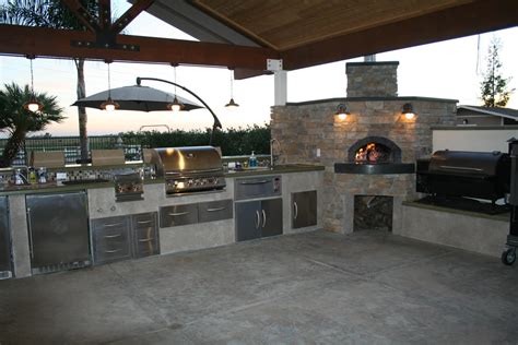 John O Casa110 Pizza Oven In Outdoor Kitchen - Forno Bravo. Authentic Wood Fired Ovens