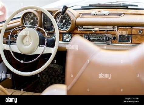 the interior of the Mercedes oldtimer in a beige and white color ...