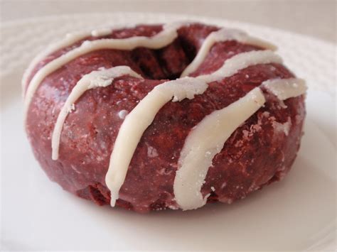 Dunkin Donuts' Red Velvet Drizzle Donut Review: Red Valvet Doughnut