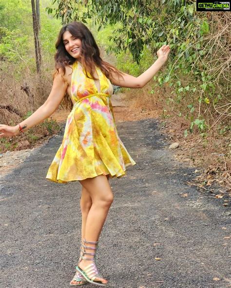 Shiny Doshi Instagram - "Dancing my way through the golden paradise of ...