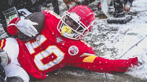 Tyreek Hill Slides Through the Snow on his Second Touchdown of the Game