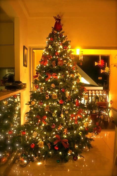 Christmas tree decorating tips, cool Christmas tree designs - DesignBump