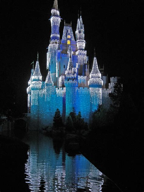 2007-12-23.castle.snow_white.11.magic_kingdom.disney.orlando.fl.us