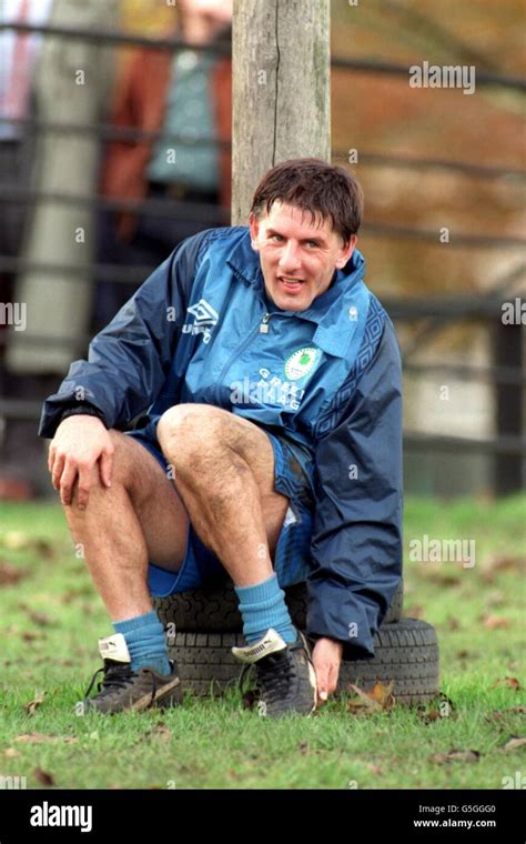 SOCCER. PETER BEARDSLEY, ENGLAND TRAINING Stock Photo - Alamy